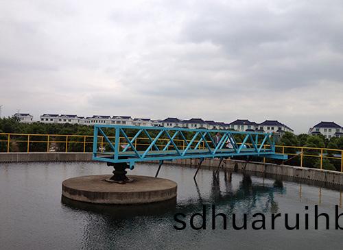 週(zhou)邊傳動颳(gua)泥(ni)機